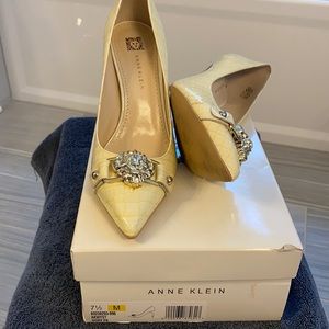Anne klein , heel
